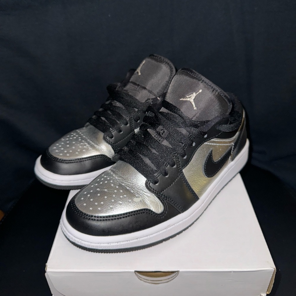 Jordan 1 Low SE Women Black Metallic Silver Size 7.5